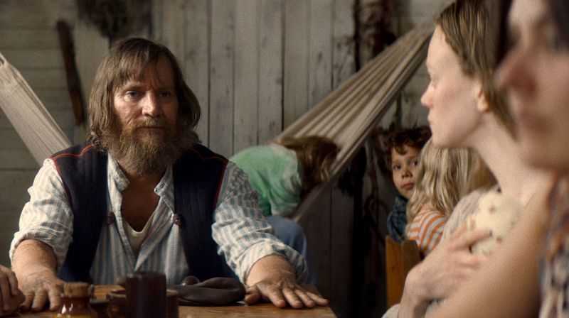 Hippie-Anführer Petrus (Magnus Krepper) dominiert das Leben in der Kommune.