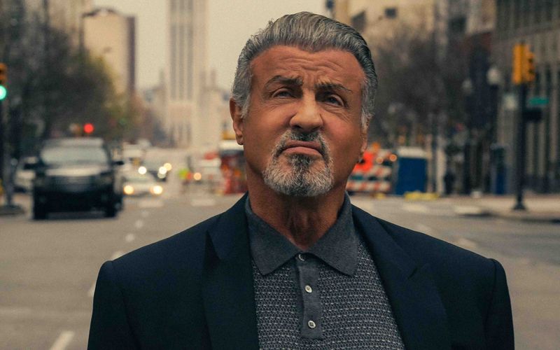 Mit Mitte 70 spielt der ehemalige Hollywood-Superstar Sylvester Stallone, der die Action-Welt der 80-er mit Charakteren wie "Rocky" und "Rambo" dominierte, seine erste TV-Hauptrolle. Die Mafia-Dramedy "Tulsa King" ist zwar einerseits extrem auf ihren Star zugeschnitten, andererseits aber auch subtil und wunderbar selbstironisch.