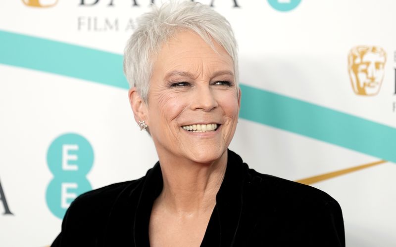 Jamie Lee Curtis (64) hat die Chance, in die Fußstapfen ihrer 2004 verstorbenen Mutter Janet Leigh zu treten. Schließlich ist sie nun in derselben Kategorie für ihre Rolle als Deirdre Beaubeirdre im abenteuerlichen Sci-Fi-Streifen "Everything Everywhere All at Once" nominiert, so wie Leigh 1960 für "Psycho".