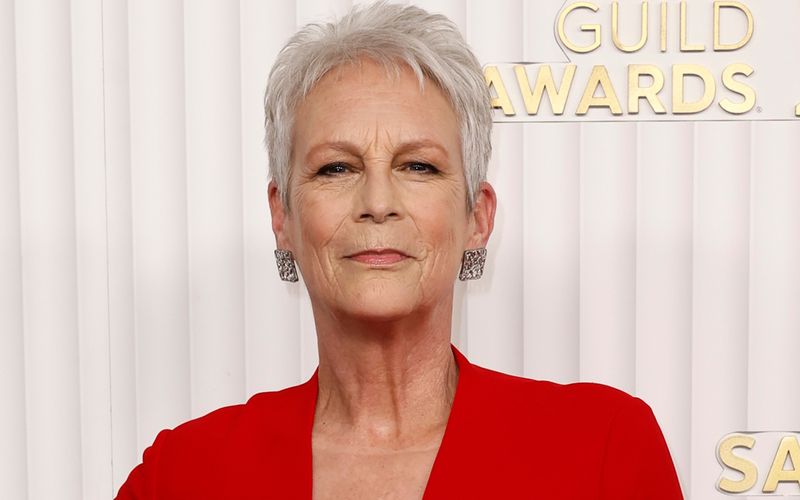 Jamie Lee Curtis ist eine preisgekröntee Schauspielerin, die am Sonntag eine Chance auf ihren ersten Oscar für die beste Nebendarstellerin in " "Everything Everywhere All at Once" hat. Auf das private Abendessen der Oscar-Nominierten am Donnerstagabend (19.30 Uhr) verzichtet die 64-Schauspielerin jedoch: "Mami geht früh ins Bett".