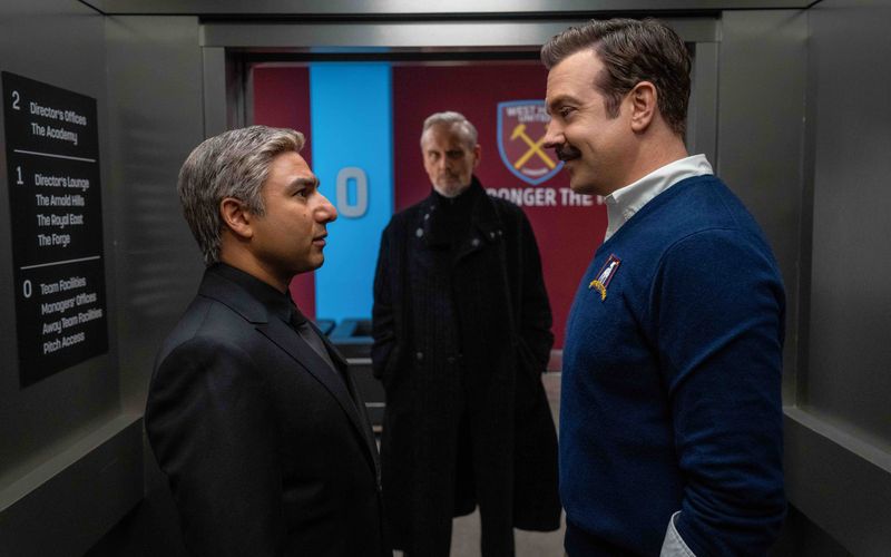 Ein wichtiges Thema der dritten "Ted Lasso"-Staffel dürfte die Auseinandersetzung zwischen den Trainern Ted Lasso (Jason Sudeikis, rechts) und seinem ehemaligen Freund und Schützling Nate (Nick Mohammed, links) sein. Der leitet nun als "Wunderkind" West Ham United an - der neue Verein von Rupert (Anthony Head), dem früher der AFC Richmond gehörte.