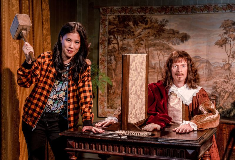 Mai Thi Nguyen-Kim demonstriert Michael Kessler als René Descartes, wie das "Gummihand-Experiment" funktioniert.
