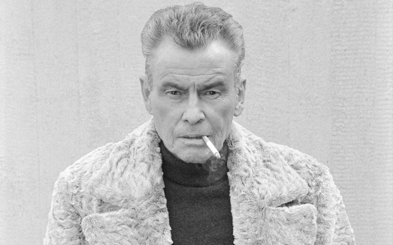 Seine Ausstrahlung und jugendliche Energie machten den "deutschen James Dean" zu einem der wichtigsten deutschen Schauspielstars der 1950er- und 60er-Jahre: Als "Halbstarker" sorgte Horst Buchholz (1933-2003) hierzulande für Aufsehen, als "Felix Krull" in der Thomas-Mann-Verfilmung schaffte er 1958 den internationalen Durchbruch. Danach war er Teil des Kultwesterns "Die glorreichen Sieben" und spielte in Billy Wilders Komödienklassiker "Eins, zwei, drei" die Hauptrolle. 