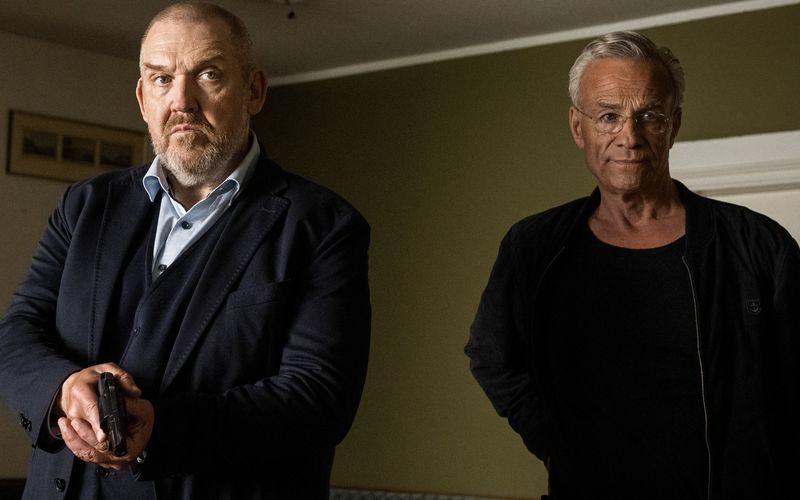 Freddy Schenk (Dietmar Bär, links) und Max Ballauf (Klaus J. Behrendt) ermitteln im "Tatort: Abbruchkante" in einem fast verlassenen "Geisterdorf" in der Nähe von Köln. Es sollte dem rheinischen Braunkohle-Bergbau zum Opfer fallen - bis die Klimakrise das Projekt stoppte.