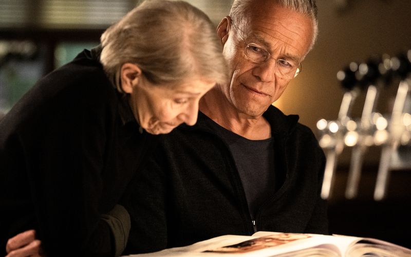 Karin Bongartz (Barbara Nüsse) freundet sich mit ihrem Pensionsgast Max Ballauf (Klaus J. Behrendt) an und zeigt ihm alte Fotos vom Dorfleben in Alt-Bützenich.
