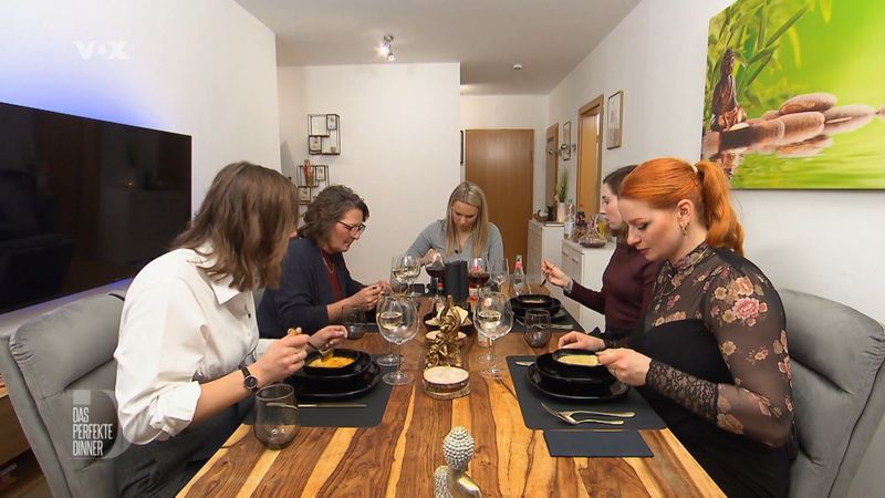 Fünf schöne Frauen löffeln ihre Schöne-Frauen-Suppe, von links: Pia, Sabine, Gastgeberin Katja, Amber und Candice.
