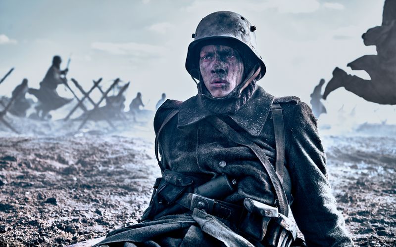 "Im Westen nichts Neues" erzählt in der klassischen Version wie auch im neuen Film von Regisseur Edward Berger die Geschichte des jungen Soldaten Paul Bäumer (Felix Kammerer), der im Ersten Weltkrieg an der Westfront stationiert ist. 