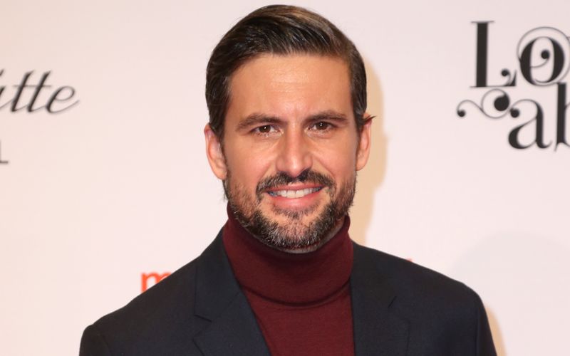 Schauspieler Tom Beck spielt in der ZDFneo-Serie "Like a Loser" einen Schuldirektor. Im Interview spricht der 45-Jährige über seine Schulzeit und verrät, was er seinem Teenager-Ich raten würde.
