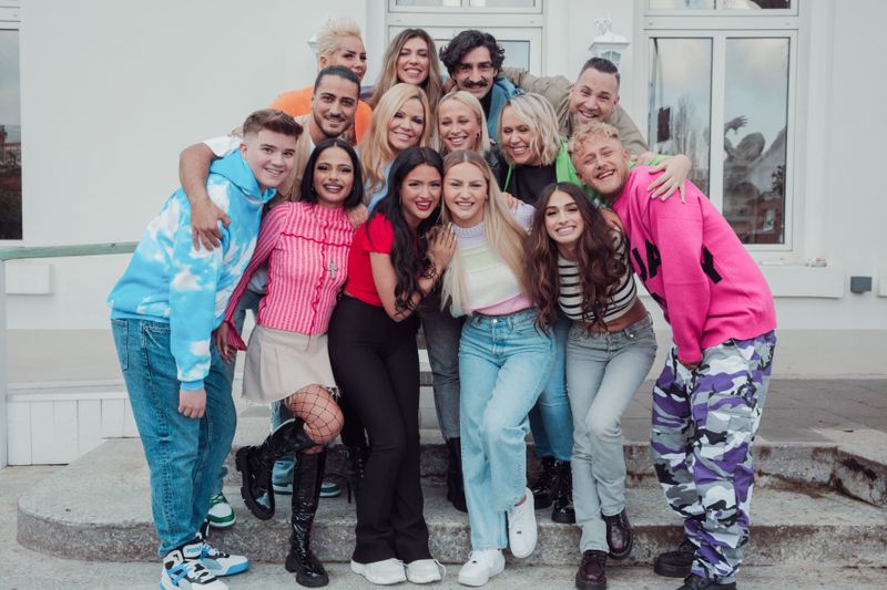 Alt und neu gemischt: Zehn Schauspieler mussten "Köln 50667" verlassen, elf neue Charaktere sind bald bei RTLZWEI zu sehen: Max (von vorne links), Michelle, Emma, Paula, Elif und Johnny tauchen täglich im Vorabendprogramm auf, ebenso wie (Mitte) Mesut, Sandra, Jessi und Svenja. Barbie (von hinten links), Nina, Kenan und Mario prägen künftig die Soap.