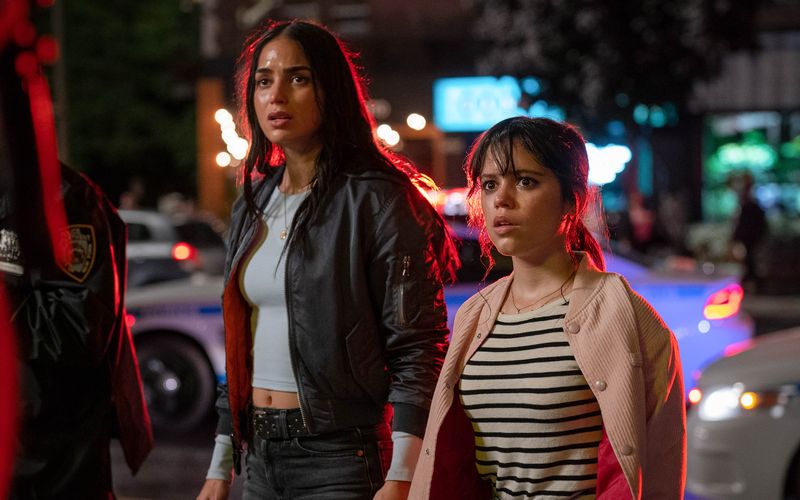 Melissa Barrera (links) und Jenna Ortega, hier in einer Szene von "Scream VI", sollten auch im siebten Teil die Hauptrollen spielen. Doch das scheiterte an einem Skandal, den Barrera ausgelöst hatte.