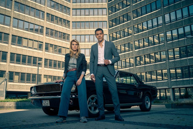 Joseph Kanjaa (Michael Klammer) und Clarissa Jakobs (Samia Chancrin) vom Düsseldorfer LKA ermitteln intern. Neben ihnen will "keiner in der Kantine sitzen".