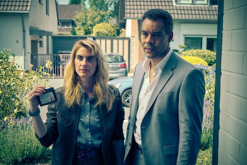 Die internen Ermittler Clarissa Jakobs (Samia Chancrin) und Joseph Kanjaa (Michael Klammer) vom Düsseldorfer LKA bitten die verdächtige Polizistin Simone Westermann zum Verhör.