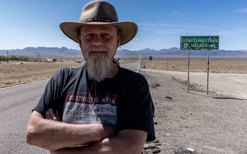 Jörg Arnu wanderte 1995 in die USA aus und beschäftigt sich seit 25 Jahren mit der "Area 51": "Wir wollen mit legalen Mitteln rausfinden, was da eigentlich so vor sich geht", erklärt er in der Doku.