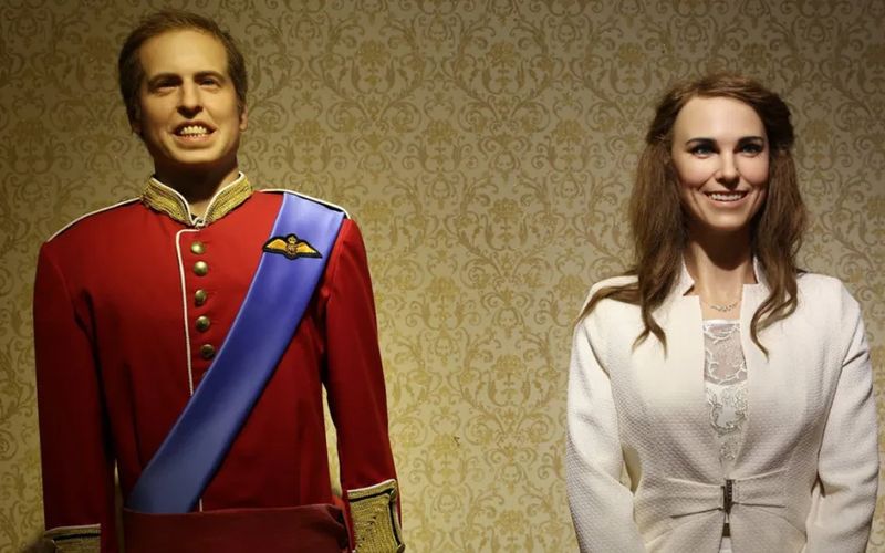 Auch die beiden "Ebenbilder" von Prinz William und Herzogin Kate, die einem Wachsfigurenmuseum im polnischen Krakau zu sehen sind, sorgten im Netz für reichlich Spott. 