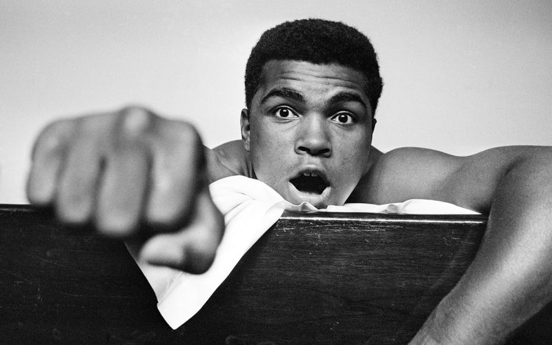 Er war der einzige Boxer, der die Weltmeistertitel aller Verbände dreimal in seiner Karriere gewinnen konnte: Muhammad Ali. 