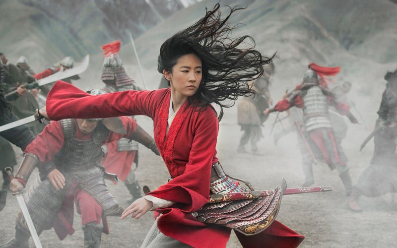 Mulan (Liu Yifei) ist eine junge Frau, die in die Rolle eines männlichen Kriegers schlüpft, um für ihren kranken Vater in die Armee einzutreten und für den Kaiser zu kämpfen. Sie bricht damit mit jeder chinesischen Tradition.