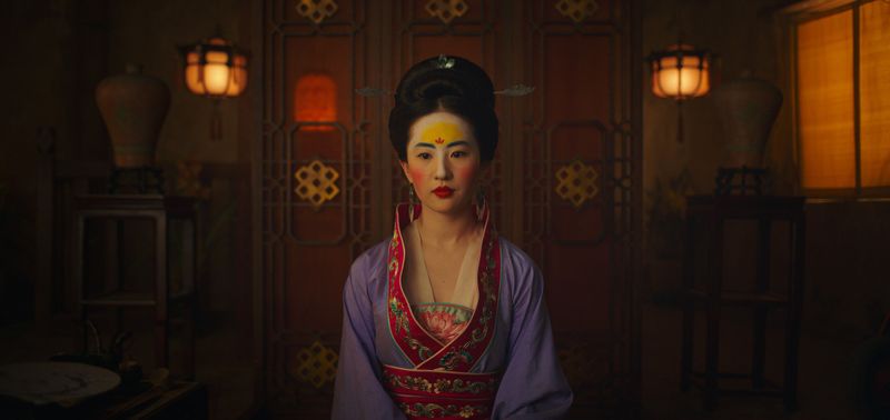 Liu Yifei schlüpft in Niki Caros Adaption des Disney-Zeichentrickklassikers "Mulan" in die Rolle der gleichnamigen Protagonistin. Die Produzenten verzichten auf Slapstick und Musikeinlagen, um eine realgetreue Verfilmung der chinesischen Volksballade zu ermöglichen.