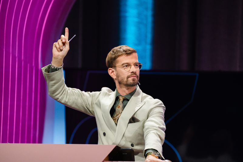Joko Winterscheidt in Streberpose: Der Moderator wollte seine Show zurückgewinnen. 