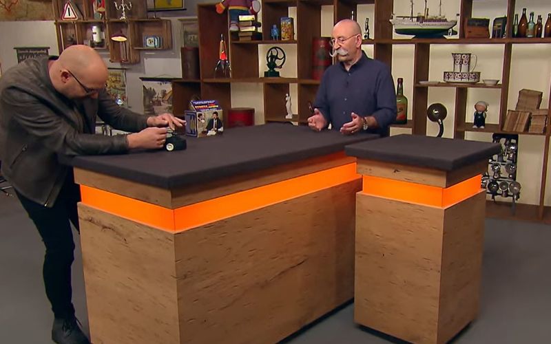 "Is' das für Stress?", fragte Horst Lichter in der Montags-Folge von "Bares für Rares", nachdem er Experte Sven Deutchmanek konzentriert beim Herumwerkeln beobachtet und die Aufschrift auf der Verpackung des Trödelgutes gelesen hatte: "Stress-Express". Bei dem Spielzeug handelte es sich um einen Mini-Hubschrauber mit großem Propeller.
