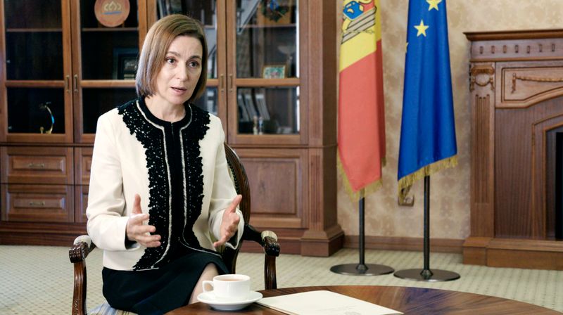 Die pro-europäische Präsidentin der Republik Moldau, Maia Sandu, berichtet, wie sich der Ukraine-Krieg auf ihr Land auswirkt. Unter anderem trat im Februar 2023 infolge der Destabilisierungsversuche die Ministerpräsidentin zurück.