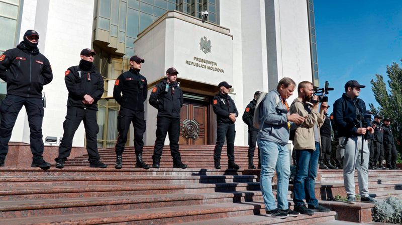 Der moldauische Sicherheitsdienst schützt das Präsidialamt am 25. September 2022, nachdem pro-russische Demonstranten in den Innenhof eingedrungen waren.