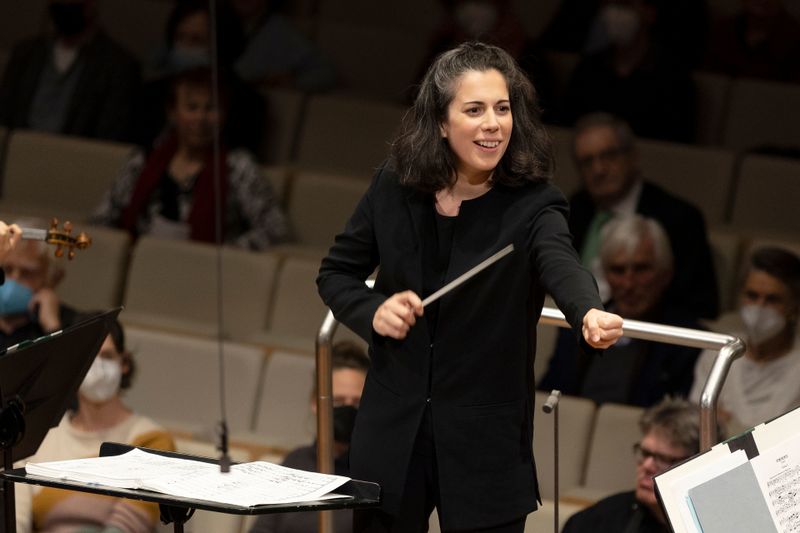 Die französische Dirigentin Marie Jacquot debütiert beim Symphonieorchester des Bayerischen Rundfunks mit Werken von David Horne, Edward Elgar und Richard Strauss. 
