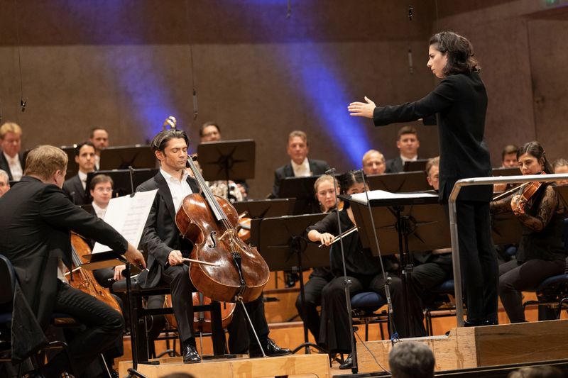 Die Französin Marie Jacquot dirigiert das BR-Symphonieorchester - 3sat zeigt eine Aufzeichnung vom 7. Oktober 2022 aus dem Herkulessaal der Münchner Residenz.
