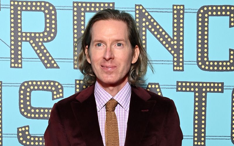Ganz Hollywood steht Schlange, um in seinen Filmen mitzuspielen: Kaum ein Regisseur versammelt so große und prominent besetzte Casts wie Wes Anderson, zuletzt in "The French Dispatch" (2021). Warum? Vielleicht weil der Filmemacher nicht nur seine ganz eigene Bildsprache entwickelt hat, sondern es stets schafft, emotionale Geschichten mit Herz und skurillem Humor zu inszenieren.