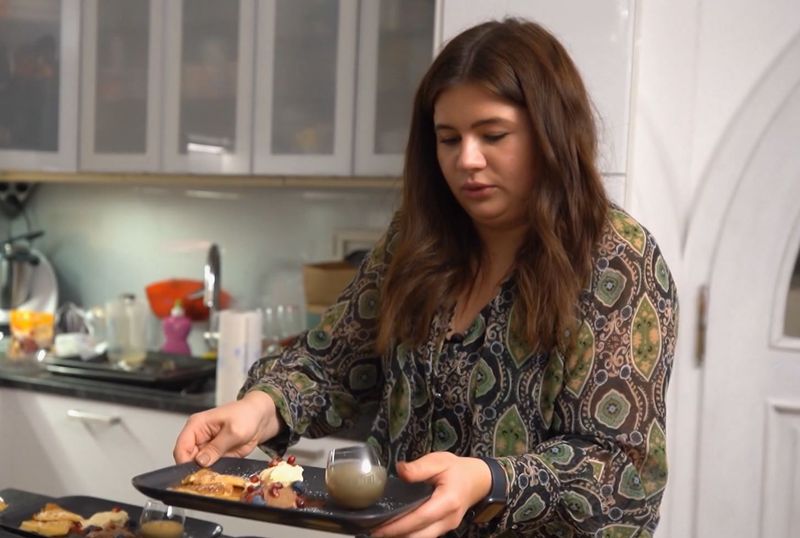 "Beim Kochen bekomme ich einen klaren Kopf": Lena (19) balanciert sich souverän durch ihren Dinner-Abend.