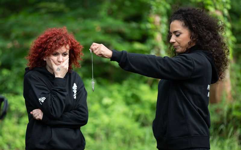 Hoch das Pendel! Nadja Benaissa (rechts) und Lucy Diakovska lassen sich in Irland zu Geisterjägerinnen ausbilden.