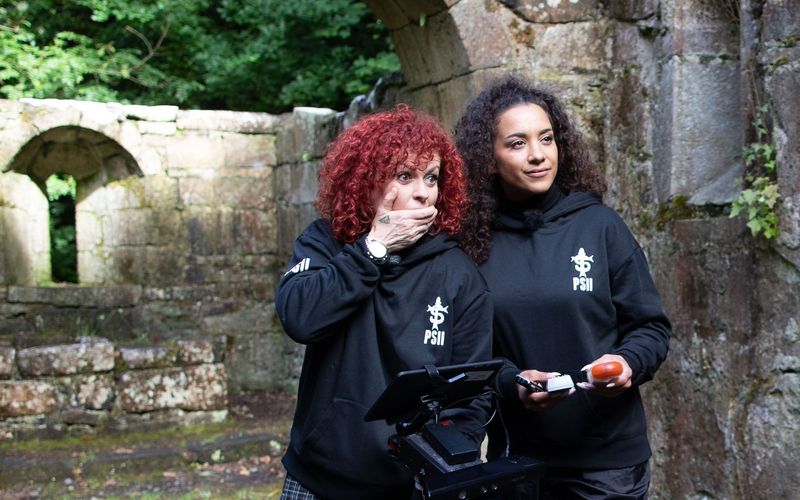 "Oh mein Gott! Oh mein Gott!" Nadja Benaissa und Lucy Diakovska machen am Mauerwerk eine Entdeckung.