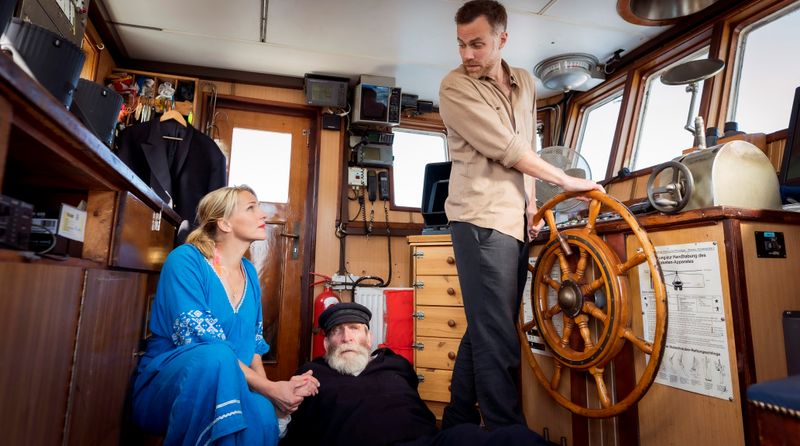 Eigentlich wollten Nora (Tanja Wedhorn) und Max (Bernhard Piesk, rechts) den gemeinsamen freien Tag bei einem Ausflug genießen, doch dann kollabiert der Bootskapitän Henk Busch (Jochen Nickel) überraschend am Steuer. Nora kümmert sich um den Patienten, während Max das Schiff sicher in den nächsten Hafen steuert. 