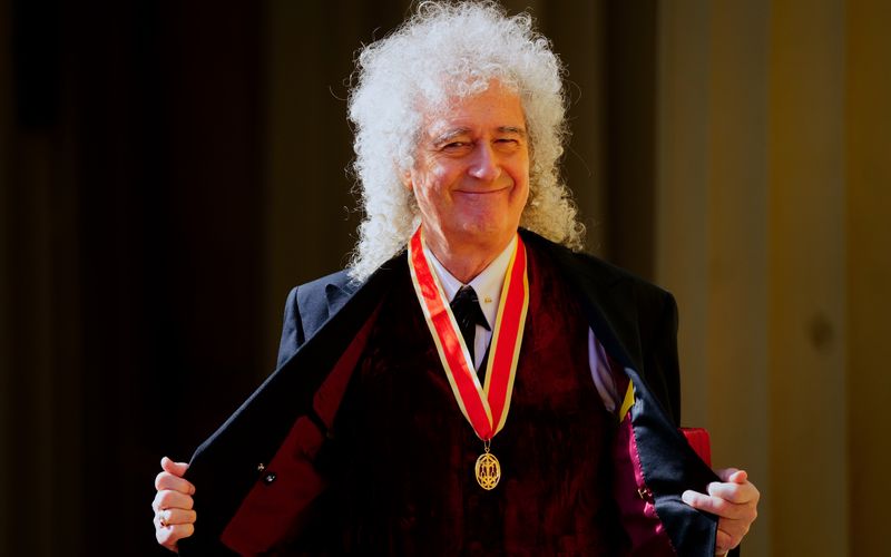 Er zeigt seine Medaille stolz: Brian May darf sich seit dem 14. März "Sir" nennen, König Charles III. verlieh dem Queen-Gitarristen die Auszeichnung für seine Verdienste um die Musik und den Tierschutz. Dass britische Persönlichkeiten geadelt werden, ist nichts Neues: Welche Stars noch in den Ritterstand erhoben wurden, zeigt die Galerie.