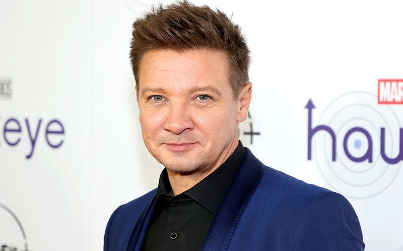 Jeremy Renner (52) ist nach seinem Unfall mit einem Schneepflug am Neujahrstag wieder auf dem Weg der Besserung. Er erlitt 30 Knochenbrüche und schwere Traumata - jetzt teilt er seine Fortschritte auf Social Media.