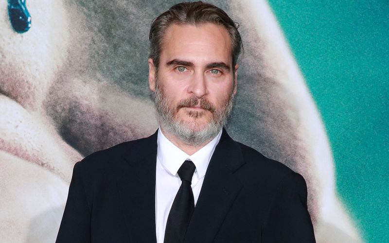 Er ist einer der profiliertesten Schauspieler Hollywoods, und spätestens seit seiner oscargekrönten Rolle in "Joker" gehört Joaquin Phoenix auch zu den bestbezahlten. Im vergangenen Jahr verdiente der US-Schauspieler laut des Wirtschaftsmagazins "Forbes" 19 Millionen US-Dollar vor Steuern und nach Abzug der Gebühren für Manager, Anwälte  usw. Das Aberwitzige dabei: Die Gage kassierte er ausgerechnet für den Flop "Joker: Folie à Deux". 