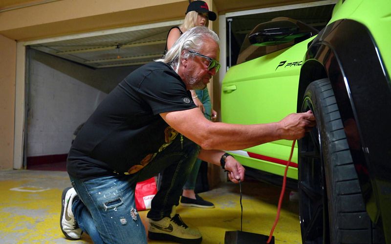 Robert Geiss ist geschockt: Sein Lamborghini SUV hat einen Platten.