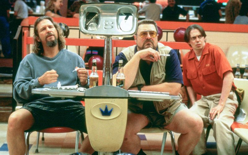 Vor genau 25 Jahren, am 19. März 1998, startete "The Big Lebowski" in den deutschen Kinos. Die Komödie der Coen-Brüder um den Althippie Jeffrey "Dude" Lebowski (Jeff Bridges, links) avancierte damals sofort zum Klassiker. Genauso wie diese Kultfilme der 90er-Jahre ...