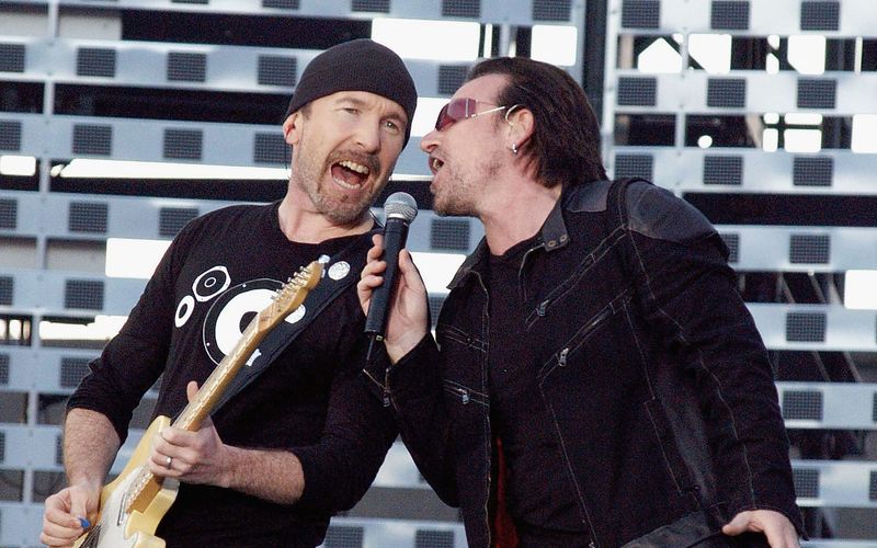 U2, die gerade eine Sammlung mit 40 neu interpretierten Klassikern veröffentlichten ("Songs Of Surrender", ab sofort erhältlich), gehören zu den erfolgreichsten Rockbands aller Zeiten. Aber wo landen sie im Ranking, wenn man ihre Verkaufszahlen mit denen von anderen Rock-Giganten wie den Beatles oder den Stones vergleicht?