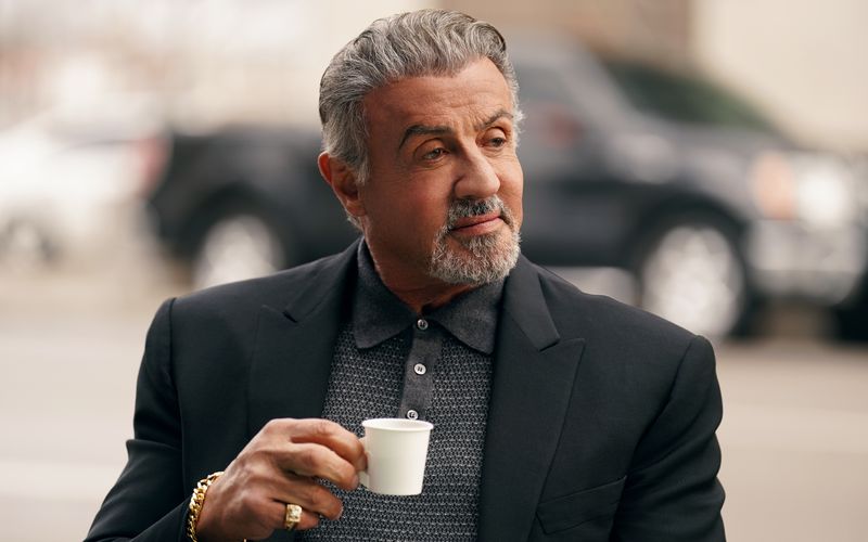Ist Marlon Brando der fieseste Pate? Oder doch James Gandolfini als Tony Soprano? Und wie schlägt sich Sylvester Stallone (Bild) als Mobster in seiner neuen Serie "Tulsa King"? Darüber lässt sich streiten - genauso wie über unsere ganz subjektive Liste der zehn fiesesten Mafia-Bosse aller Zeiten ...