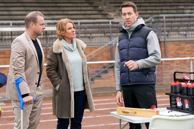 Marie Brand (Mariele Millowitsch) und Jürgen Simmel (Hinnerk Schönemann, links) befragen den Trainer des toten Ben, Victor Holtmann (Florian Anderer).