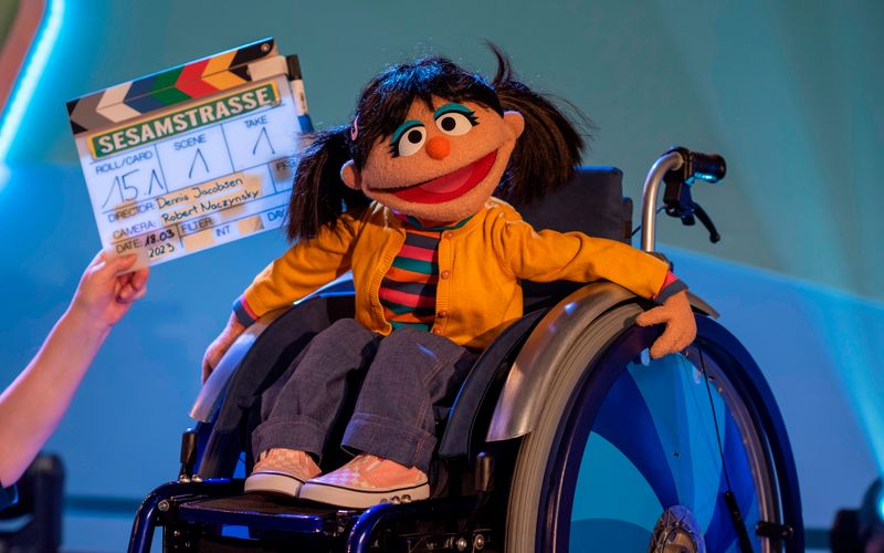 Mutig und selbstbewusst ist die kleine Elin. Sie ist die erste Puppe mit Behinderung in der "Sesamstraße".