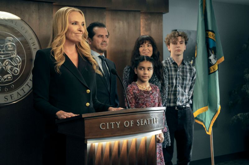 Toni Collette (links) spielt Margot Cleary-Lopez, die Bürgermeisterin von Seattle. Ihre Familie steht an ihrer Seite. 