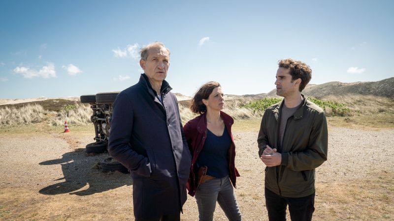 Carl Sievers (Peter Heinrich Brix, links), Hinnerk Feldmann (Oliver Wnuk) und Ina Behrendsen (Julia Brendler) ermitteln im Mordfall einer toten Hebamme auf Sylt.