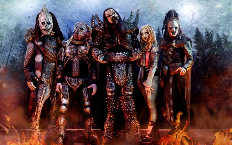 Es wird wieder laut: Ende März veröffentlicht die finnische Heavy-Metal-Band Lordi ihr neues Studioalbum "Screem Writers Guild". Bei einem Meet and Greet auf dem Bavariafilmplatz sprach Sänger Mr. Lordi (Mitte) genauer darüber.