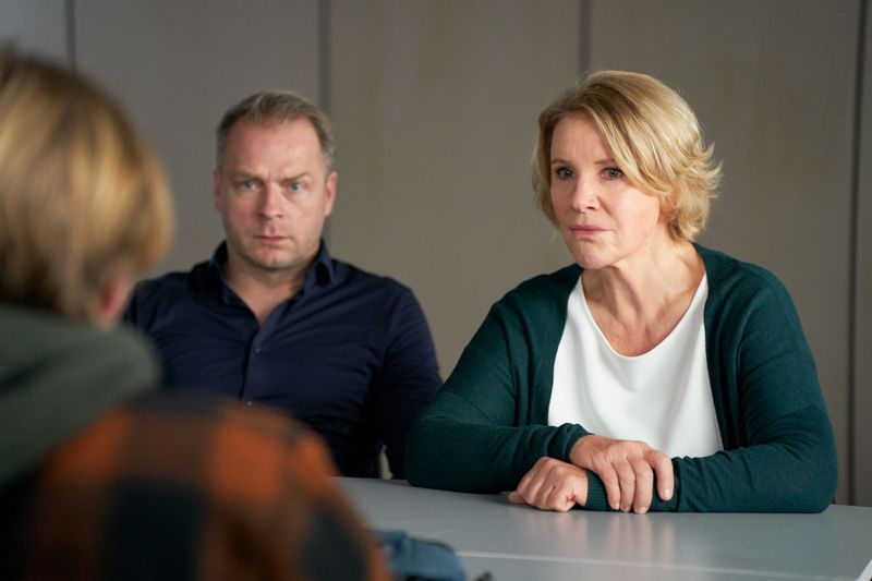 Marie Brand (Mariele Millowitsch) und Jürgen Simmel (Hinnerk Schönemann, Mitte) befragen Jan Frehse (Ludger Bökelmann). Seit 2008 läuft die Reihe im ZDF, diesmal am Samstagabend.