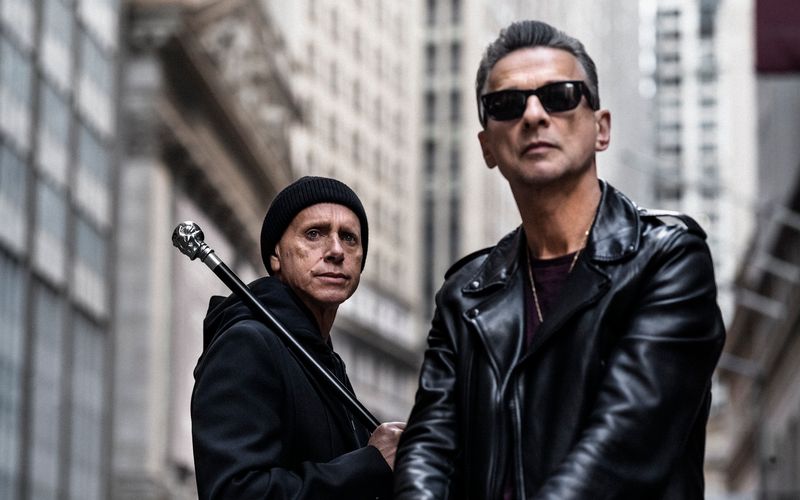 Mehr Spitzenplätze als die Beatles, mehr als jeder internationale Music-Act: Mit ihrem neuen Album "Memento Mori: Mexico City" schafften es Depeche Mode jetzt erneut auf Platz eins der Albumcharts. Doch wer ist der Spitzenreiter in Sachen Chartthron? Wir zeigen Ihnen die Künstler und Bands, die es schafften, zehn und mehr Alben in Deutschland ganz vorne zu platzieren ... 