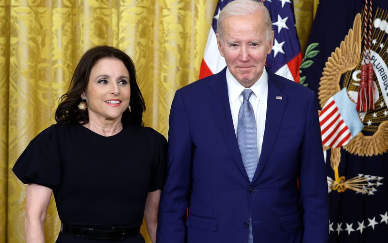 "Veep"-Star Julia Louis-Dreyfus war Teil der diesjährigen Verleihung der Nationalen Kunstmedaillen und bekam von US-Präsident Joe Biden eine Auszeichnung überreicht. Laut dem Politiker sei sie "eine der höchstdekorierten Komödienschauspielerinnen unserer Zeit".