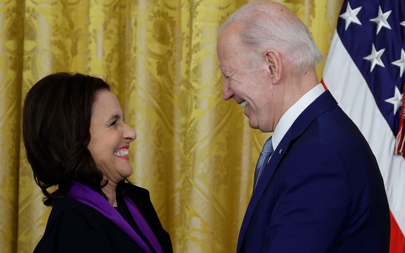 Besonders schätze Joe Biden an Julia Louis-Dreyfus, dass "sie die Absurdität des Lebens mit absolutem Witz umarmt".