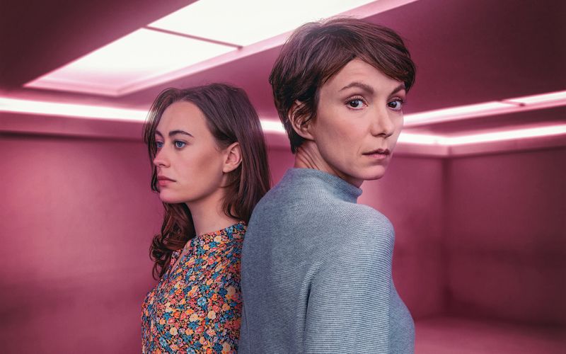 Psychoduell in Pink: Anna Lobrecht (Mercedes Müller, links) eine notorische Lügnerin und ehemalige Patientin, wird von der forensischen Psychiaterin Dr. Karla Eckhardt (Julia Koschitz) befragt. Hat sie tatsächlich, wie sie sagt, ihren ehemaligen - übergriffigen - Therapeuten erschlagen?  