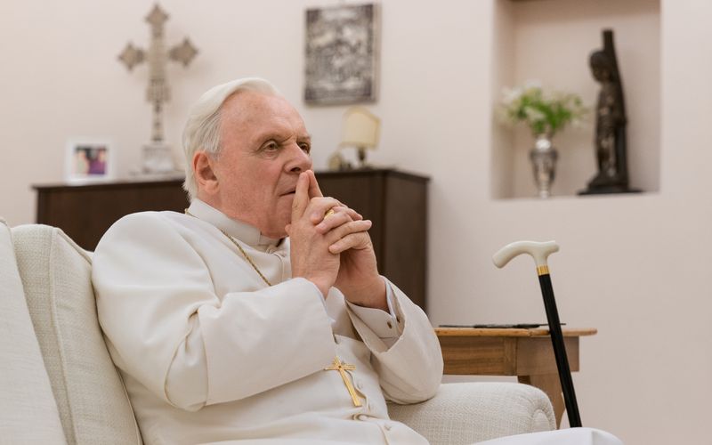 Er ist nicht nur der mächtigste Mann der katholischen Kirche, sondern auch auf der Leinwand und im TV eine gern gesehene Figur: Die Rede ist vom Papst. Und nicht nur Anthony Hopkins (Bild aus "Die zwei Päpste") verkörperte das Kirchenoberhaupt schon ...